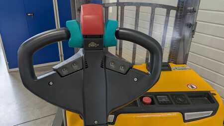 Pallet Stackers 2019  Jungheinrich EJC 214b (7)