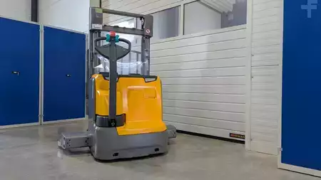 Hochhubwagen  Jungheinrich EJC 214b (1)