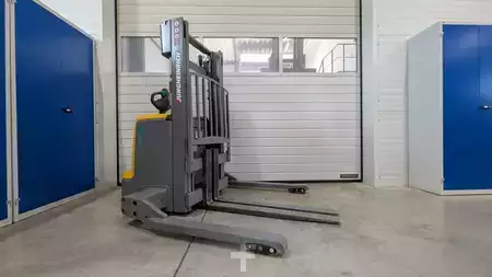 Hochhubwagen  Jungheinrich EJC 214b (3)