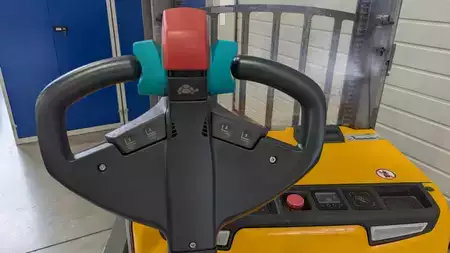 Hochhubwagen  Jungheinrich EJC 214b (7)