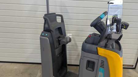 Chariots tracteurs 2022  Jungheinrich EZS 130 neuwertig (5)