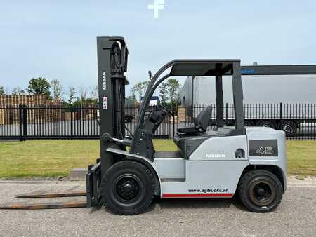 Chariots élévateurs diesel 2011  Nissan FD45  W1F4A45Y (2)