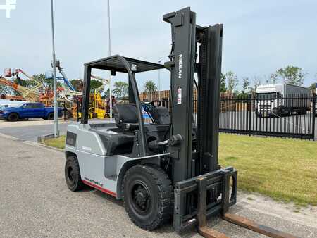 Chariots élévateurs diesel 2011  Nissan FD45  W1F4A45Y (3)