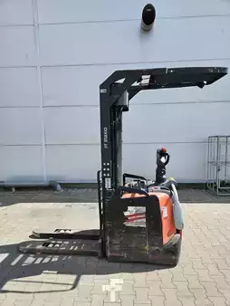 VZV s plošinou pro řidiče 2018  Toyota SPE160 (1)