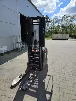 VZV s plošinou pro řidiče 2018  Toyota SPE160 (5)