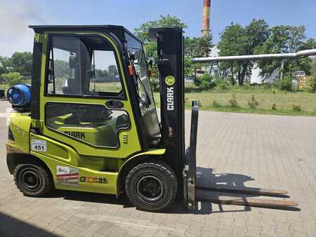 Chariot élévateur gaz 2021  Clark GTS25L (3)