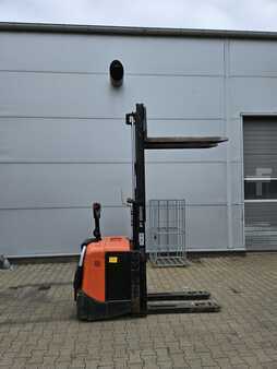 Stacker de condutor em pé 2011  BT SPE125L (3)