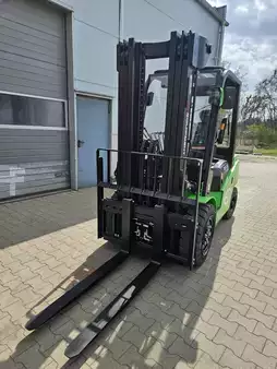 Elektro čtyřkolový VZV 2025  EP Equipment EFL352X5 (2)