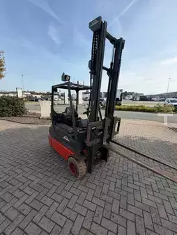 Carrelli elettrici 3 ruote 2005  Linde E18-02 (2)