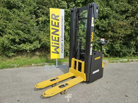 Pallet Stackers 2021  Yale MS14/IL (2) 