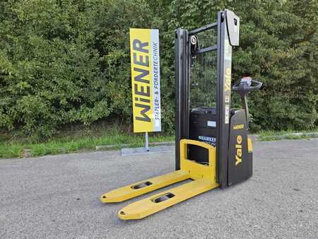 Pallet Stackers 2022  Yale MS10 (2) 