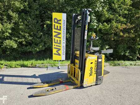 Pallet Stackers 2007  Yale MS15X (2)