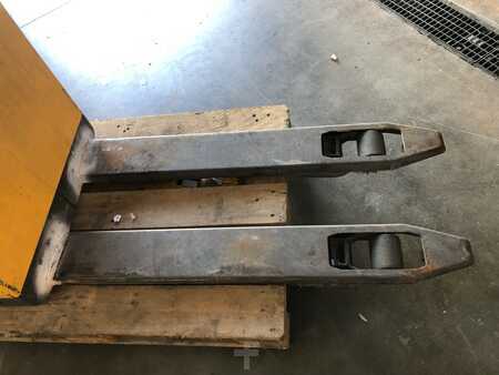 Electric Pallet Jacks 2003  Atlet PLL145AC (2)