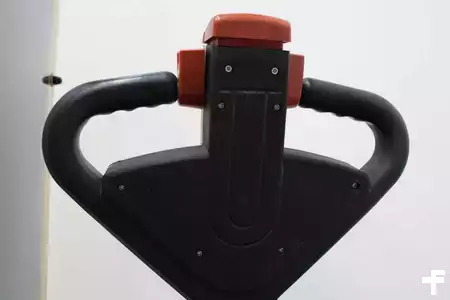 Apilador eléctrico 2004  Yale EGVTG 12-29 (9)
