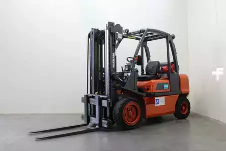 Gázüzemű targonca 2001  Nissan UGD 02A30PQ (2)