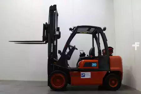 Gázüzemű targonca 2001  Nissan UGD 02A30PQ (7)