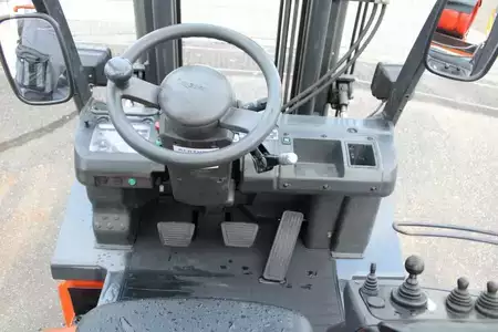 Gázüzemű targonca 2001  Nissan UGD 02A30PQ (8)