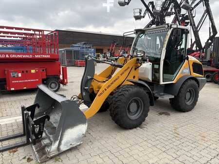 Manipulador fijo 2013  Liebherr L 506 mit Schaufel und Gabel (3)