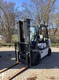 Dieselstapler 2011 Nissan YG1D2A32Q (1)