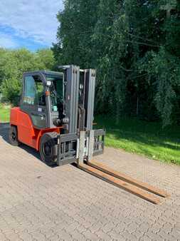 Dieselstapler 2009  Nissan WG1F4F50Y (1)