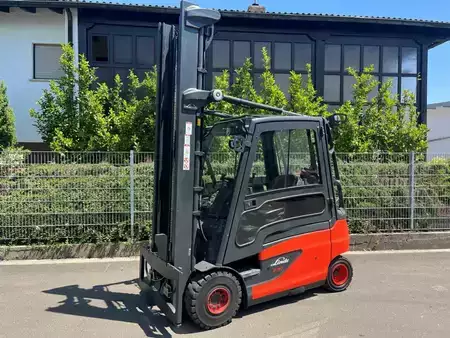 Elektryczne 4-kołowe 2018  Linde E30 (1)