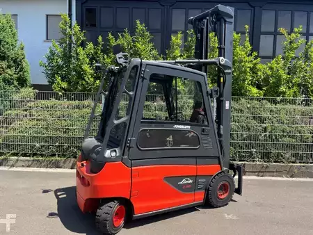 Elektryczne 4-kołowe 2018  Linde E30 (2)
