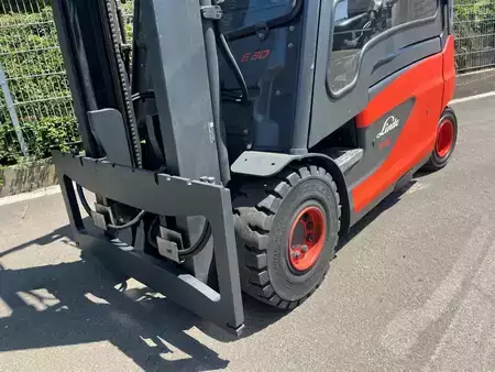 Elektryczne 4-kołowe 2018  Linde E30 (4)