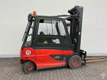 Elektryczne 4-kołowe - Linde E50HL (2)
