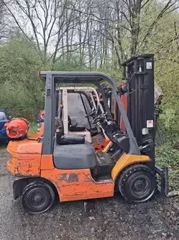 LPG heftrucks 2001  Toyota 42-7FGF25-Export (1)