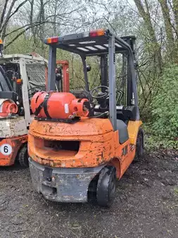 LPG heftrucks 2001  Toyota 42-7FGF25-Export (3)