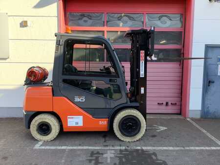 Propane Forklifts 2015  Toyota 02-8FGF30 (2)