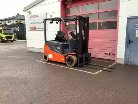 Sähkö - 4 pyör 2015  Toyota 8FBMT25-Export (2)