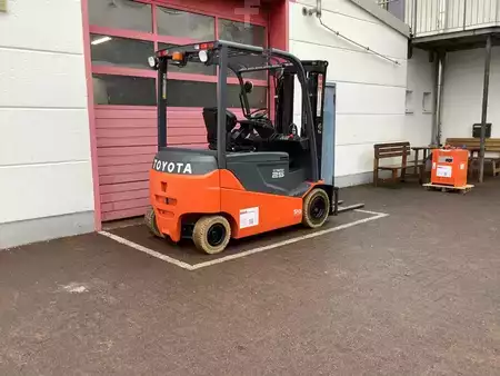 Sähkö - 4 pyör 2015  Toyota 8FBMT25-Export (4)