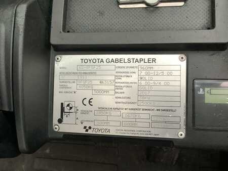 Empilhador a gás 2017  Toyota 02-8FGF25 (10) 