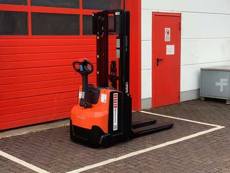 Stacker pedestre 2024  Toyota SWE120L (6)