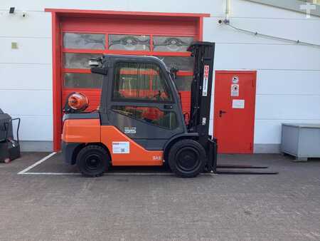 Carrelli elevatori GPL 2021  Toyota 02-8FGJF35 (1)