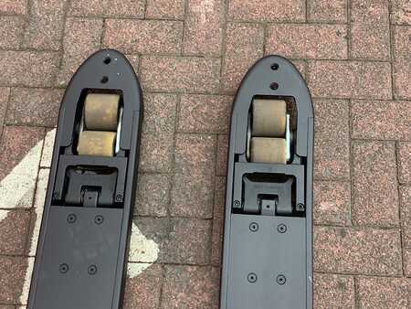 Niederhubwagen  Toyota LPE250 (8)