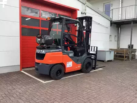 Treibgasstapler  Toyota 06-8FG30F (5)