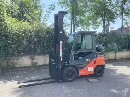 Treibgasstapler  Toyota 06-8FG30F (1)