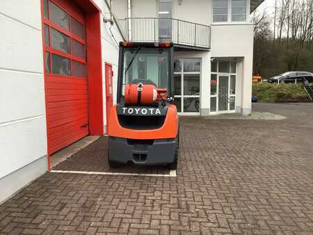 Gázüzemű targoncák 2020  Toyota 8FGJF35 (6)