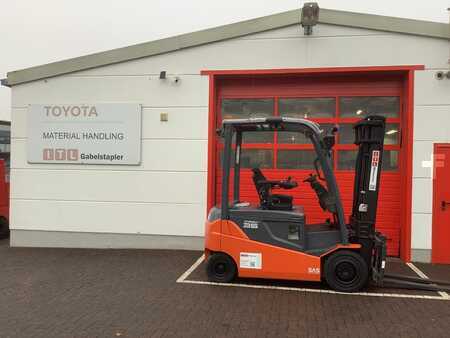 Eléctrica de 4 ruedas 2022  Toyota 8FBMT35 (2)