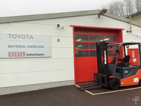 Eléctrica de 4 ruedas 2022  Toyota 8FBMT35 (8)