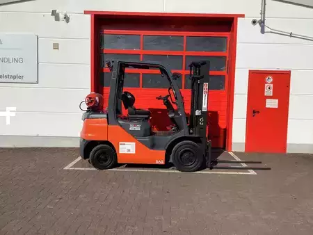 Gas gaffeltruck 2021  Toyota 8FGF25 (1)