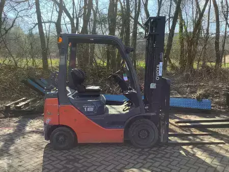 Gázüzemű targoncák 2020  Toyota 8FGF18-Export (1)