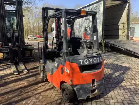 Gázüzemű targoncák 2020  Toyota 8FGF18-Export (4)