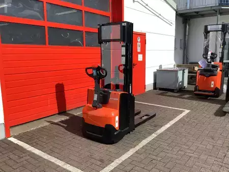 Magasemelésű béka 2026  Toyota SWE120L (4)