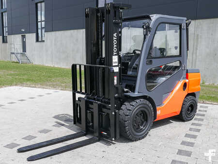 Dieseltruck 2022  Toyota 52-8FDJF35 (1)