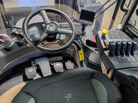 Carrelli elevatori diesel 2024  Kalmar DCG 250-12 (6)