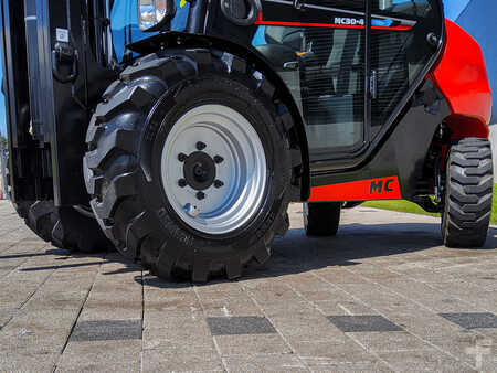 Terepjáró targonca 2024  Manitou MC 30-4 (9)