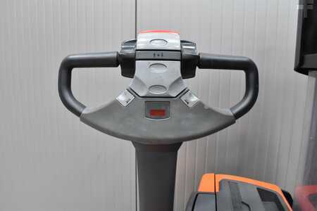 Stacker pedestre 2011  BT SWE 200D (6)